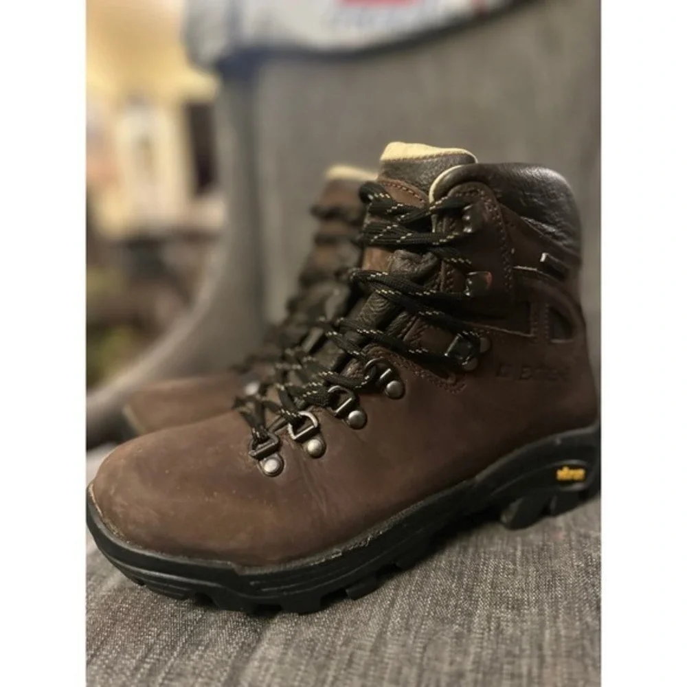 Women's Mountain Hardware Extreme boot size‎ 6